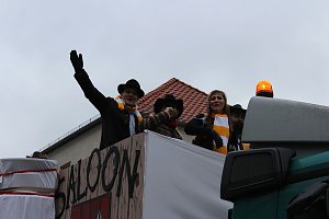 N&auml;rrinnen und Narren trotzen Wetter (1)