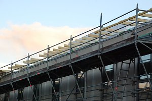 Was wie die Ausl&auml;ufer eines Dachstuhls aussieht, sind mehr oder weniger nur Dekoteile. Das Geb&auml;ude des k&uuml;nftigen Jobcenters in Hettstedt erh&auml;lt lediglich ein Foliendach mit W&auml;rmed&auml;mmung aus Styroporplatten.