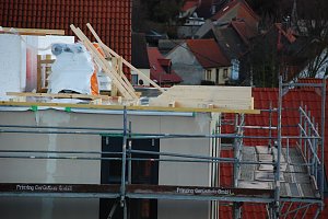 Die Arbeiten auf dem Dach dauern l&auml;nger als das Errichten des Rohbaues des k&uuml;nftigen Hettstedter Jobcenters, der in f&uuml;nf Tagen hochgezogen war.