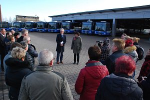 Zahlreiche Mitarbeiter der VGS und Vertreter anderer Unternehmen wohnten der &Uuml;bergabe von acht neuen Bussen an die VGS durch Landr&auml;tin Dr. Angelika Klein bei.