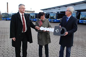 Der symbolische MAN-Schl&uuml;ssel f&uuml;r acht neue Busse wandert von Frank Grundmann (MAN, Lieferant der Busse) zu Landr&auml;tin Dr. Angelika Klein (Vertreter des Gesellschafters der VGS) und weiter zu Heinz-J&uuml;rgen Beermann (VGS-Gesch&auml;ftsf&uuml;hrer).