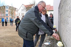 Fritz-Dieter und Heidrun Kupfernagel legen Blumen an der Gedenkst&auml;tte nieder.