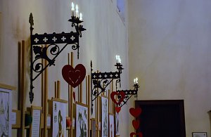 Zur stimmungsvollen Dekoration der Kirche geh&ouml;rten auchdie Wandleuchter.