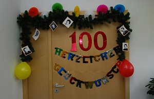 Gratulanten fanden im Pflegeheim leicht den Weg zur 100-J&auml;hrigen: Die Mitarbeiterinnen des Hauses hatten daf&uuml;r extra die T&uuml;r besonders geschm&uuml;ckt.