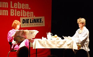 Michaela Dazian und Oliver Beck begeisterten ihr Publikum mit einem am Fr&uuml;hst&uuml;ckstisch spielenden Sketch.