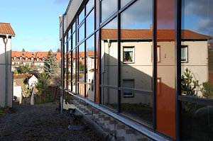 Das Hettstedter Gymnasium macht es nicht jedem leicht, sofort den Durchblick zu erhalten. Doch daf&uuml;r gibt es T&uuml;ren und - f&uuml;r die, die von au&szlig;en anklopfen - von innen freundlich ge&ouml;ffnete Fenster.