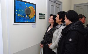 "Sonnenfinsternis oder: Der Mond versteckt die Sonne" ist der Titel dieses Bildes, das Johanna, Helene und Kinder der Eichh&ouml;rnchengruppe (alle sechs Jahre alt) geschaffen haben. Den Betrachterinnen gef&auml;llt es.
