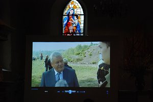 Im Dokumentarfilm des Gymnasiums kommt auch der fr&uuml;here langj&auml;hrige Landrat Hettstedts und des Kreises Mansfelder Land, Hans-Peter Sommer, zu Wort. Die DVD mit dem Film und seine Festrede war Teil einer mit verschiedenen Aufmerksamkeiten gef&uuml;llten Tasche, die der VDI mehreren Helfern &uuml;berreichte.