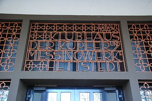 K&uuml;nstlerisch gestalteter Schriftzug am Eingang des Klubhauses. 