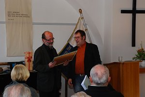 Bernhard Richter, Freund des Vereins, brachte als Geburtstagsgeschenk eine Zusammenstellung historischer Postkarten aus seiner umfangreichen Sammlung.
