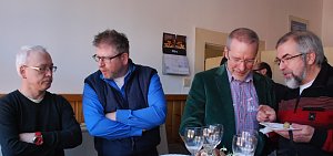 Im Publikum auch Politprominenz: Hier FDP-Kreisvorsitzender, Vereinsmitglied Harald Oster (2. v. l.) im Gespr&auml;ch.