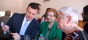 Wird die Landtagswahl am 13. M&auml;rz Geschichte schreiben? Der Chef der CDU-Fraktion im Landtag, Andr&eacute; Schr&ouml;der, im Gespr&auml;ch mit anderen Vereinsmitgliedern.