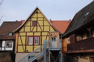 Von der Hofseite aus fallen die sanierten Geb&auml;udeteile sowie ein moderner Personenlift auf.