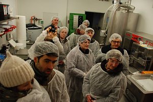 Sauberkeit ist Trumpf in der Molkerei. Also erhalten die Besucher Einweg-Kopfbedeckungen, -Kittel und -Schuh&uuml;berzieher.
