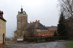 Eine grandiose Anlage: Burg und Schloss Allstedt. Die neue Ausstellung und alte Kapelle mit einzigartiger Orgel laden zu Besichtigungen und Konzerten ein. Mit seiner Entscheidung f&uuml;r die mittelalterliche Anlage hat der Kreisausschuss ein Zeichen f&uuml;r den Wert unserer Geschichte gesetzt (hier predigte Thomas M&uuml;ntzer als erster Pfarrer in deutscher Sprache).
