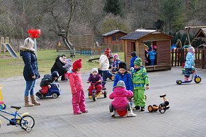 Nachdem es heute Vormittag zu regnen aufgeh&ouml;rt hatte, gingen die Kinder raus und konnten sich im weitr&auml;umigen Gel&auml;nde austoben.