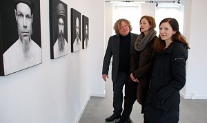 Wieviel verschiedene Gesichter sehen wir hier? Initiator Ralf W&uuml;rth, Malerin Mela Feigenbaum und W&uuml;rths Mitarbeiterin Veronika Mayer vor Fotografien von Gunnar Lillehammer. Antwort auf die Preisfrage: Vier. Die Kunstwerke an der Wand zeigen ein und dieselbe Person: den Fotografen in verschiedenen Inszenierungen.