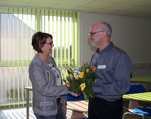 Klinikgesch&auml;ftsf&uuml;hrer Dr. Andreas Lehmann &uuml;berreicht Schulleiterin Martina Heidenreich Blumen zum Einzug