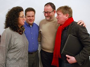 FBM-Landtagskandidatin Bettina Hellfayer, FBM-Landesvorsitzender Andreas Koch, Gast Dr. Joachim Haferkorn und Landtagsmitglied und -kandidat Norbert Born (SPD) im Gespr&auml;ch.