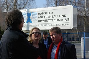 Traditionsreicher Ort: Einst Vitzthum-, ab 1951 Ernst-Th&auml;lmann-Schacht. Hier begann 1906 die Teufe und 1915 die Kupferf&ouml;rderung, die 1962 endete. Danach entwickelte sich auf diesem Gel&auml;nde ein Zentrum des Maschinen- und Anlagenbaus des Mansfeld Kombinates, sp&auml;ter wurden auch Schwei&szlig;ger&auml;te und Konsumg&uuml;ter produziert. Vor dem aktuellen Werksschild: Katrin Budde und Norbert Born.