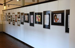 Immer an der Wand lang: die Ausstellung der Sangerh&auml;user K&uuml;nstlerin Ramona Hollunder.
