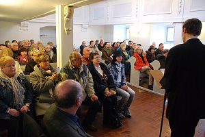 Museumsleiter Adrian Hartke hielt die Laudatio auf Ramona Hollunder.