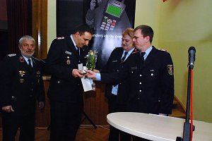 Ehrung des Verbandsvorsitzenden f&uuml;r sein nimmerm&uuml;des Engagement f&uuml;r den Kreisfeuerwehrverband. Im Bild von links: Ronald Hahn, Roy Rockmann, Daniela Walpurgis und Kai Bundy.