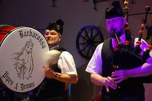 Roland Raulf an der Basstrommel mit Marko Altenburg und seiner Pipe im Duett.