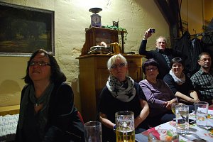 Das Ambiente der Kulturscheune ist angenehm. Alte M&ouml;bel wirken hier nicht wie abgestellt, sondern wie platziert. Das schafft Heimeligkeit, in der sich auch diese Sangerh&auml;user Besucher fast schon geborgen f&uuml;hlten.
