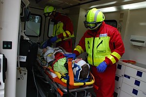 Die &Uuml;bung wurde bis zum Lagern des Verletzten im Krankenwagen durchgezogen, um gr&ouml;&szlig;tm&ouml;gliche Realit&auml;tsn&auml;he zu erreichen.