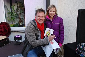 Sophie holte sich eine CD und ein Autogramm des K&uuml;nstlers. Hier waren beide stolz - der K&uuml;nstler auf seinen Fan, der Fan auf seine Bekanntschaft mit einem sympathischen S&auml;nger und Musiker.