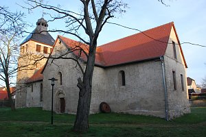 Die Wolferstedter Veitskirche am Ostersonntagmorgen kurz nach 7.30 Uhr im &ouml;sterlichen Sonnenlicht.