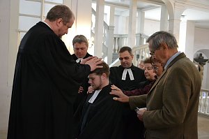 Ein denkw&uuml;rdiger Augenblick: Pfarrer Martin Weber erh&auml;lt den Segen von Superintendent Krist&oacute;f B&aacute;lint (links) und den haupt- und ehrenamtlich in der Kirche T&auml;tigen, die seine Einf&uuml;hrung in den Dienst in Allstedt aktiv mit begleiteten.