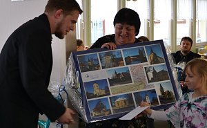 Mit einem Augenzwinkern &uuml;berreichte Gemeindekirchenr&auml;tin Jutta Pfeiffer dem neuen Pfarrer eine Collage, auf der die Kirchen seines Pfarrbereiches zu sehen sind: "Damit sie sie leichter finden." Er k&uuml;ndigte an, ab dieser Woche alle diese Kirchen besuchen zu wollen.