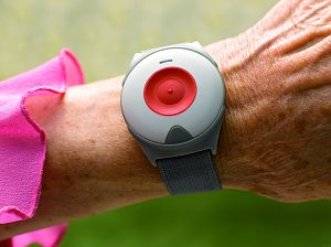 Der Alarmknopf sollte immer als Armband oder Halskette am K&ouml;rper getragen werden.