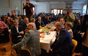 Vorn spielt die Musik. Folglich sind alle Blicke zur B&uuml;hne gerichtet.