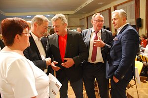 Gespr&auml;che am Rande der Veranstaltung. Hier (im roten Shirt) Lutz Haring, Pr&auml;sident des Kampfsport-Athletik-Vereins, im Gespr&auml;ch mit Matthias Platzeck, daneben Karl-Heinz Daehre und Klaus Wowereit.
