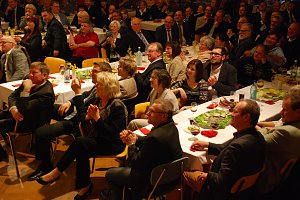 Das Publikum am&uuml;sierte sich k&ouml;stlich. Auf der B&uuml;hne wurde viel gescherzt, es musste nicht alles ganz bierernst genommen werden. In einigen Momenten lagen die Gespr&auml;chspartner aber verd&auml;chtig nah "am richtigen Leben".