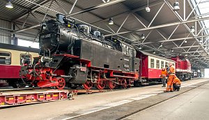 Millimeterarbeit: P&uuml;nktlich um 9:45 Uhr rollt die 99 6001 in der HSB-Fahrzeughalle in Wernigerode vom Tieflader. Rund 900 km Reise durch Westeuropa sind in diesem Augenblick beendet.