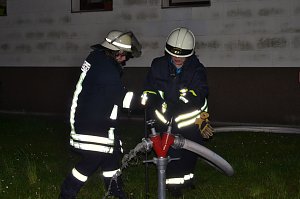 Schwerstarbeit noch einmal zum Schluss: Das L&ouml;schfahrzeug musste vom Hydranten mit frischem Wasser versorgt werden. Weil diese Zapfstelle nur selten benutzt wird, war sie sehr schwer zu &ouml;ffnen.