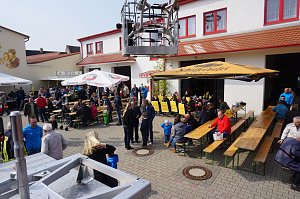 Bei Live-Musik und leckeren Speisen lie&szlig; es sich gut feiern.