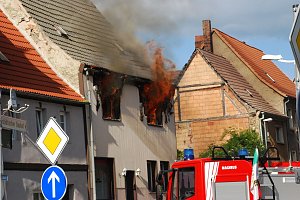 Die erste Feuerwehr ist eingetroffen.