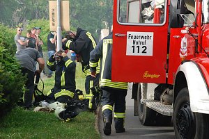 Wiederstedter Feuerwehrleute bereiten sich auf ihren Einsatz im brennenden Haus vor, um von innen zu l&ouml;schen und nach m&ouml;glichen Opfern zu suchen.