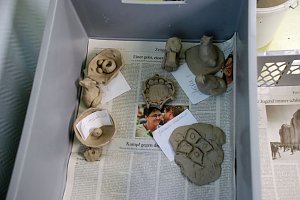 Kleine Kunstwerke aus Ton, welche die K&uuml;nstlerin Silke Becker mit nach Hause nimmt, dort trocknen l&auml;sst und brennt. Sp&auml;ter kehren sie zu ihren Sch&ouml;pfern nach Hettstedt zur&uuml;ck.