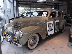 20 Jahre mobile.de: Dieser Chrysler New Yorker (Baujahr 1939) bringt nicht nur die Herzen von Liebhabern in Wallung. Die Vorbesitzerin tut das mit ebenso großer Leichtigkeit. Die berühmte Burlesque Tänzerin Dita von Teese erwarb den Wagen 1996 und fuhr ihn bis 2010. Ein bisschen Dita gibt es für 100.000 Euro.