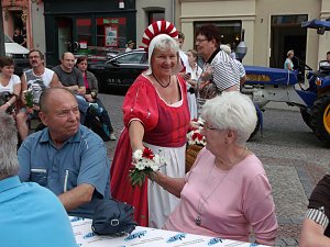 Marktfrau Regine verteilt Blumen