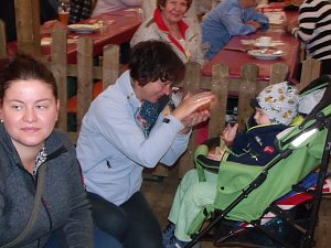 Die J&uuml;ngsten hatten auch Spa&szlig; im Festzelt