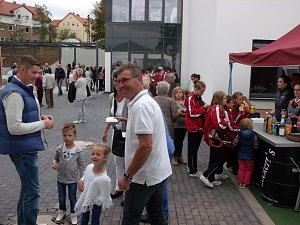 vor dem Geb&auml;ude