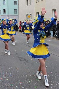 N&auml;rrinnen und Narren ziehen durch die Stadt (2)