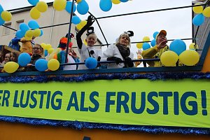 N&auml;rrinnen und Narren ziehen durch die Stadt (2)